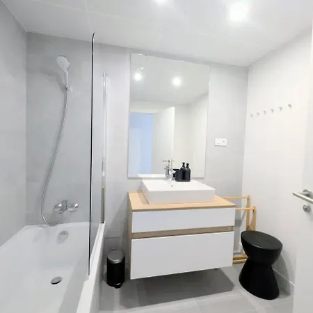 Oasis 325 Premium Sea & Mountains View 아파트 에스테포나